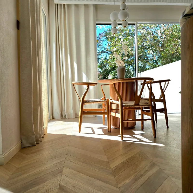 Large-scale Chevron parquet flooring in a dinning area